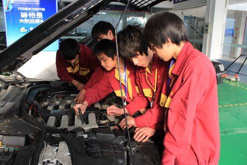 学生正在做实训