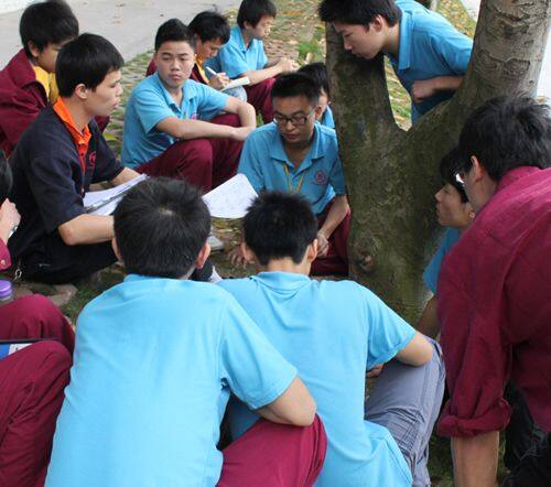 兴趣小组的同学正聚集在一起认真听老师的讲解