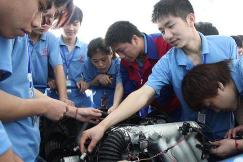 万通学子正在认真学习技术