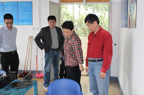 正在参观理实一体化教室
