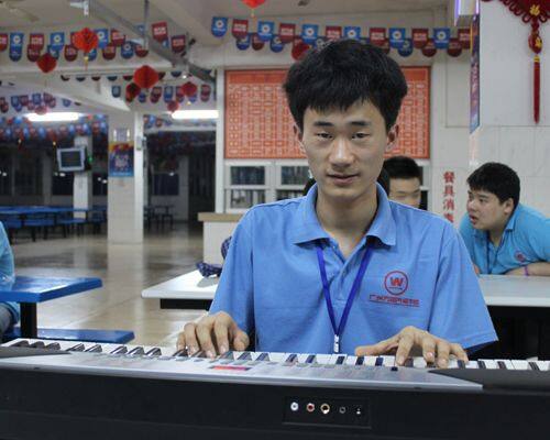 学生正在准备电子琴表演