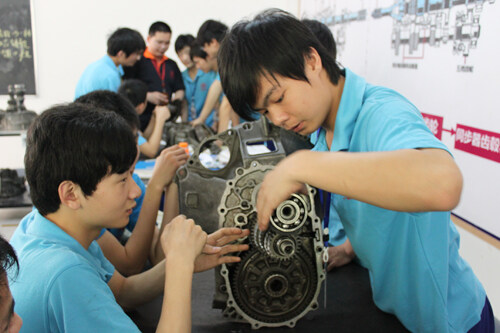 万通学子正在“理实一体化”课堂上课
