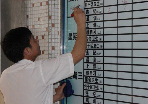 班主任韩老师正在登记学生动态