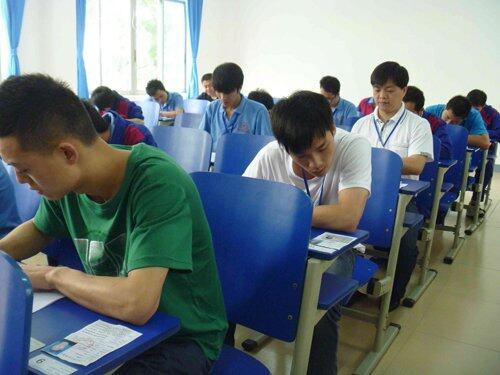 学生们正在认真考试