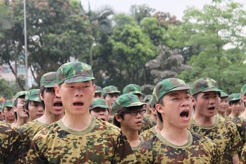 学生们高声回答说“能，能，一定能”