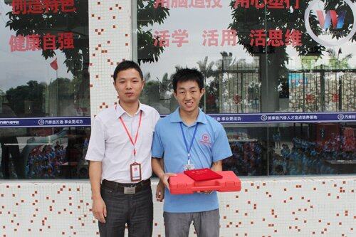 学校领导和获得一等奖的陶毅合影