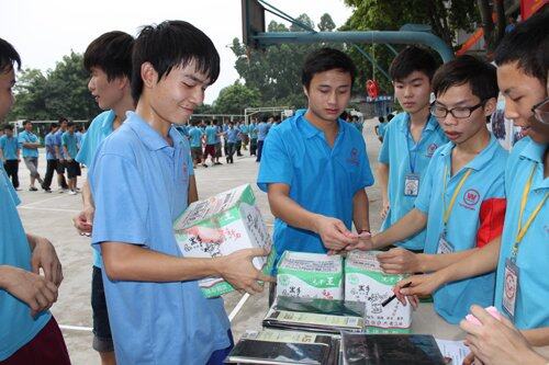 同学们正在兑换奖品 