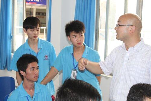 毕业生征订会现场，企业代表正在于学生交流 