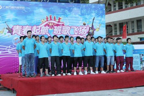 同学们全程投入班歌比赛中
