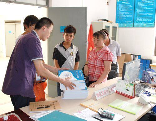 班主任正带领学生领取课本、生活用品