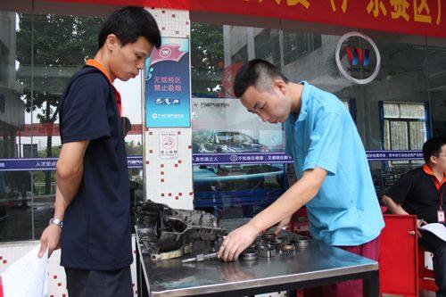 刘垒同学正在变速器拆装大赛中认真比赛 
