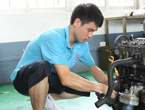 杨钦同学正在比赛中拆装发动机
