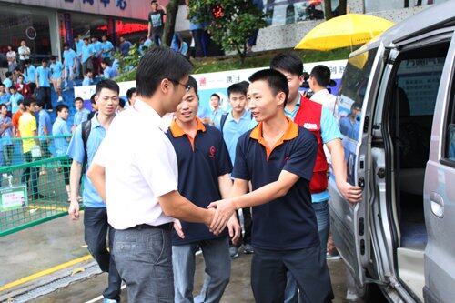 学校领导为参赛老师、学生送行 