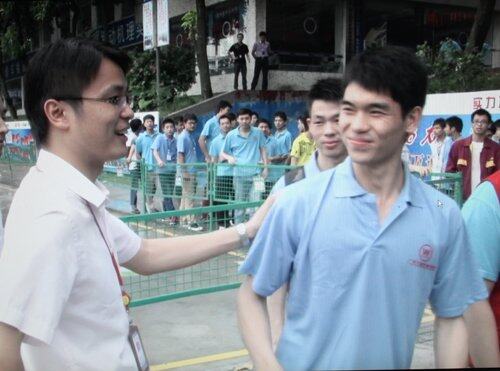 学生笑容满面，自信满满