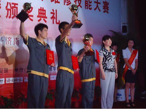 广州万通学子杨钦（左一）在全国技能大赛中获得一等奖 