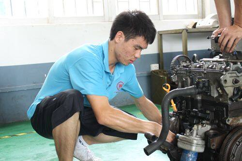 杨钦同学专心做实训
