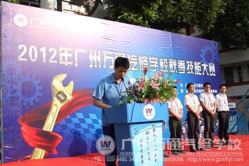 学生代表伍小红发言 