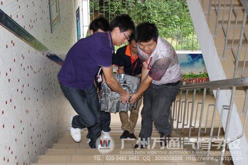 广州万通教师正在搬设备