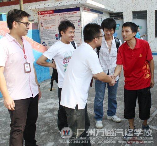 学校领导为毕业学习送行