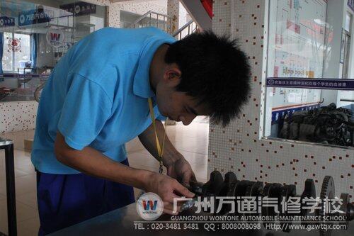 朱垚垚同学在参加曲轴比赛项目中