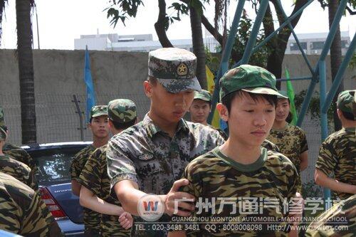 教官正在纠正同学们的动作