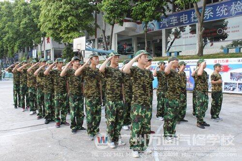  学生们正在练习敬礼 