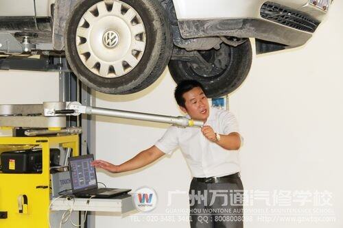万通教师在理实一体化操作中