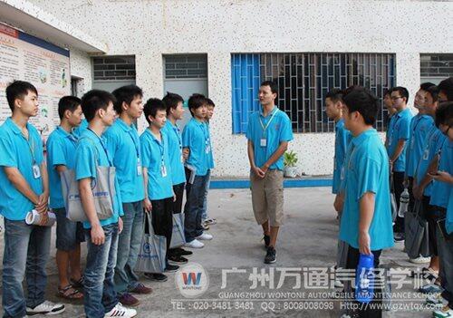同学们在晨训上演讲
