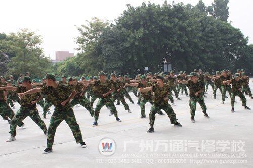 军训汇演上，同学们正在表演军体拳