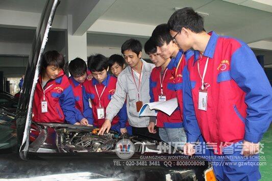 学习兴趣小组的同学正在老师的指导下进行实训练习