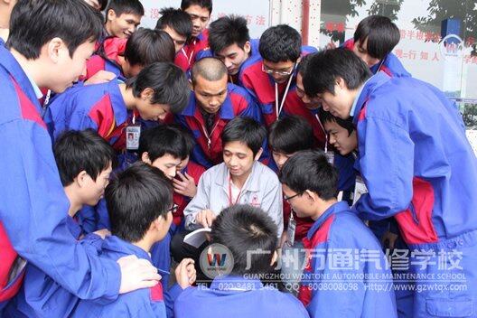 学习兴趣小组的同学正在围着老师一起讨论问题