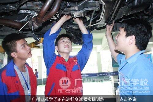 广州万通学子正在进行变速器实操训练