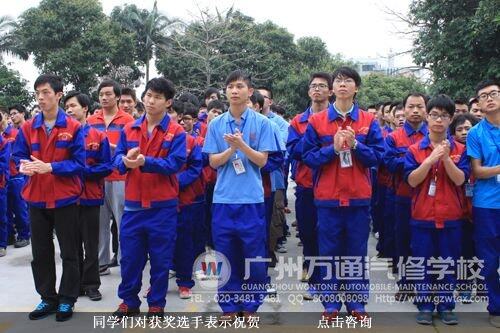 同学们对获奖选手表示祝贺