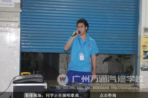 彩排现场，同学正在演唱歌曲