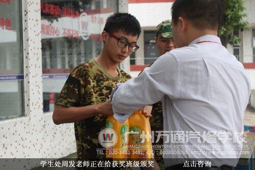 学生处周发老师正在给获奖班级颁奖