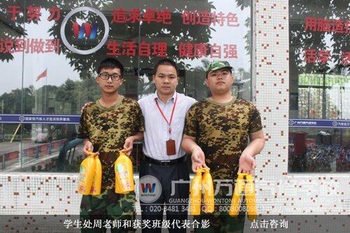 学生处周老师和获奖班级代表合影