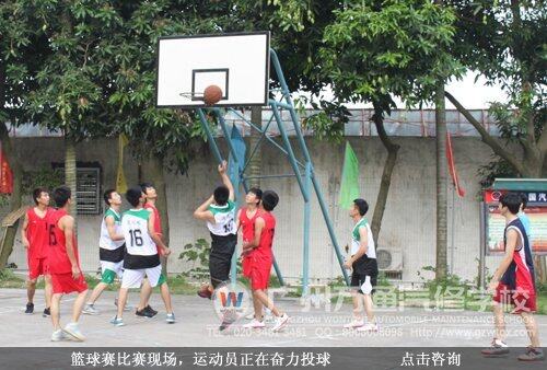 篮球赛比赛现场，运动员正在奋力投球