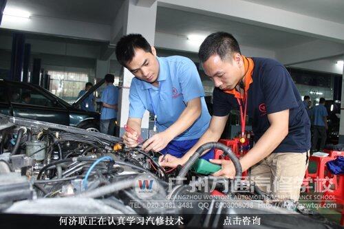 何济联正在认真学习汽修技术 