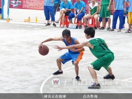 球员正在抢球