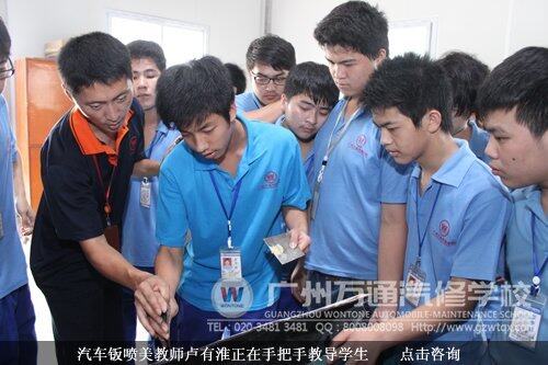 汽车钣喷美教师卢有淮正在手把手教导学生