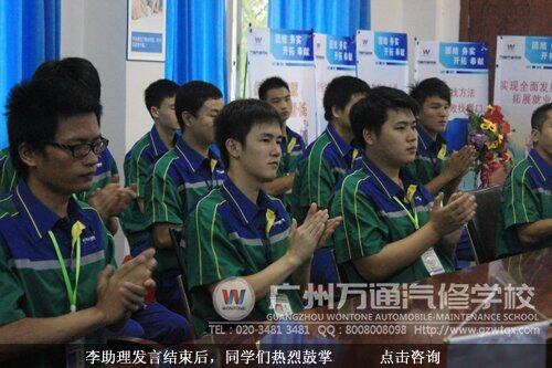李助理发言结束后，同学们热烈鼓掌 