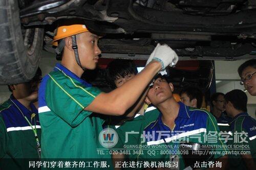 同学们穿着整齐的工作服，正在进行换机油练习