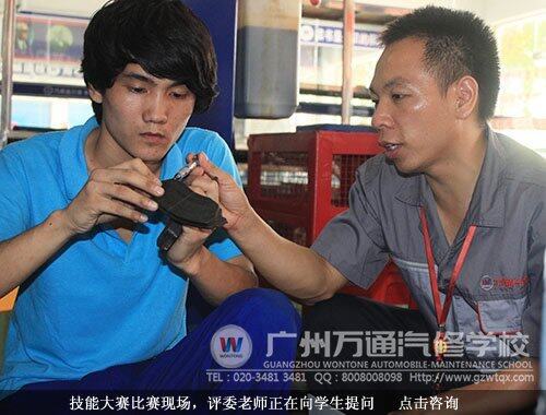 技能大赛比赛现场，评委老师正在向学生提问