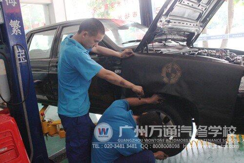 李霞霞和罗荣江正在实训室认真练习