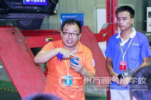 赛场上大汗淋漓的选手 实物模拟+通俗易懂的语言寓教于乐