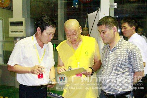 在大赛总裁判长的监督下裁判组组长与裁判员为选手公平打分