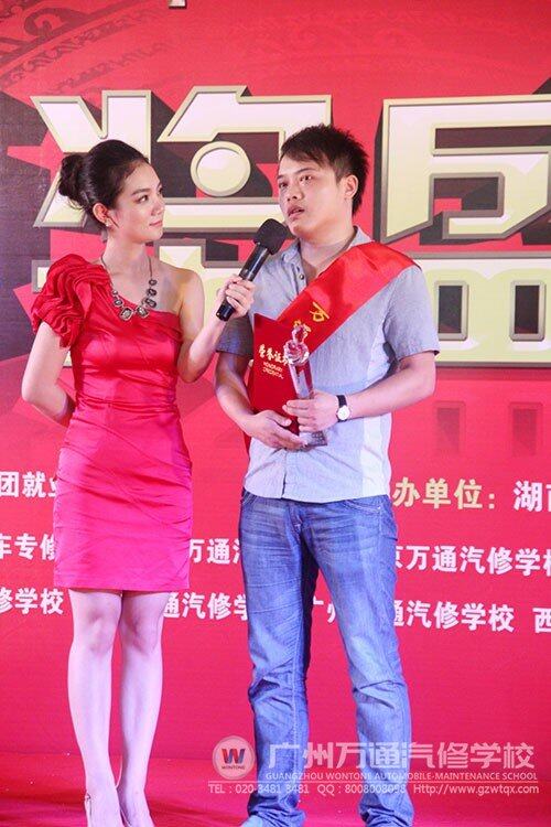 就业之星黄震接受主持人采访