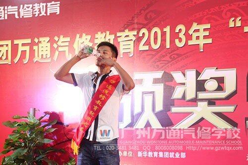 就业之星贺远臣为大家献上“鼻子喝水”的绝活