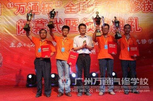 新华教育集团副总裁沙旭为大赛教师组一等奖获得者颁奖并合影留念