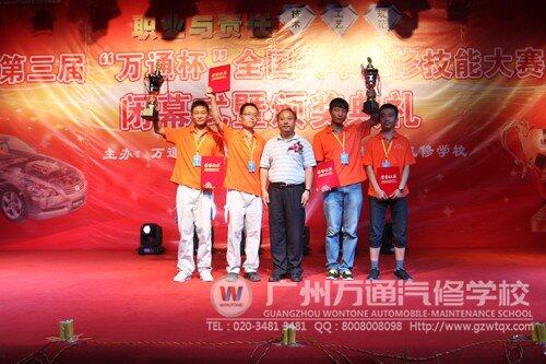 郑州市人社局总职业指导师张春生先生为学生一等奖获得者颁奖并合影留念